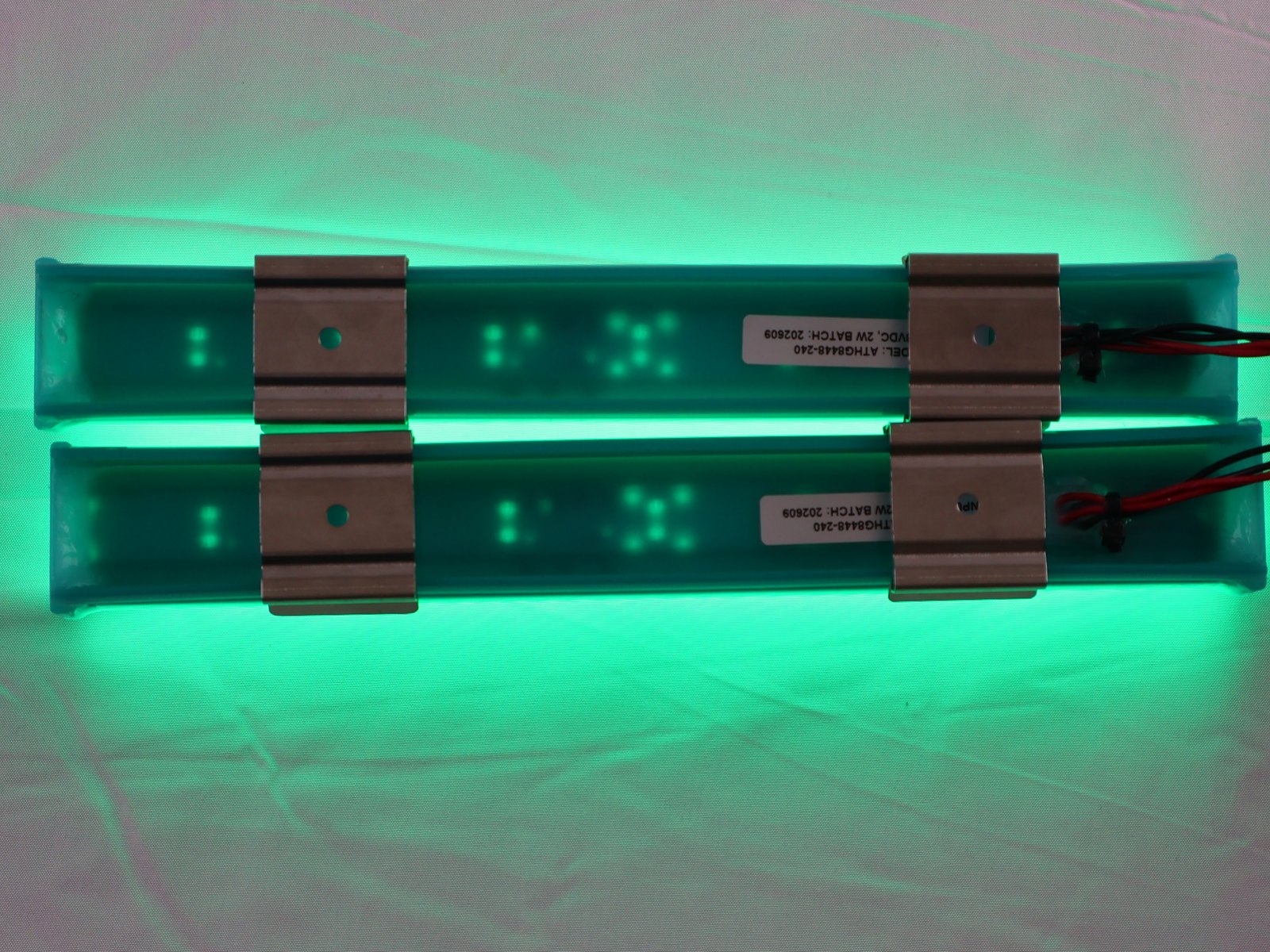Ống LED ATHH Green sáng đèn, được trang bị kẹp gắn bằng thép không gỉ