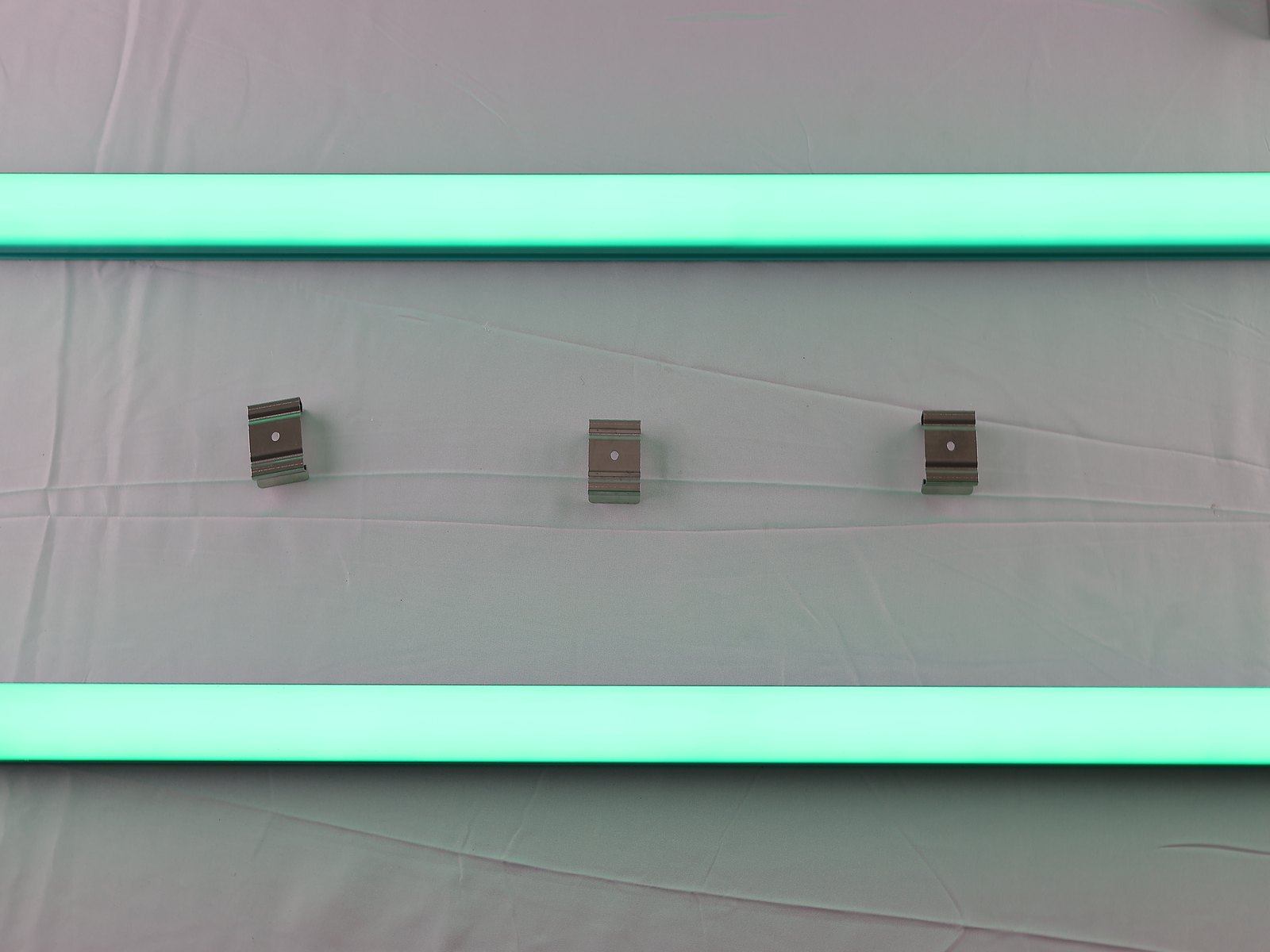 Ống LED ATHH Green phát sáng, với các kẹp gắn bằng thép không gỉ được sử dụng để lắp đặt ở viền mái che