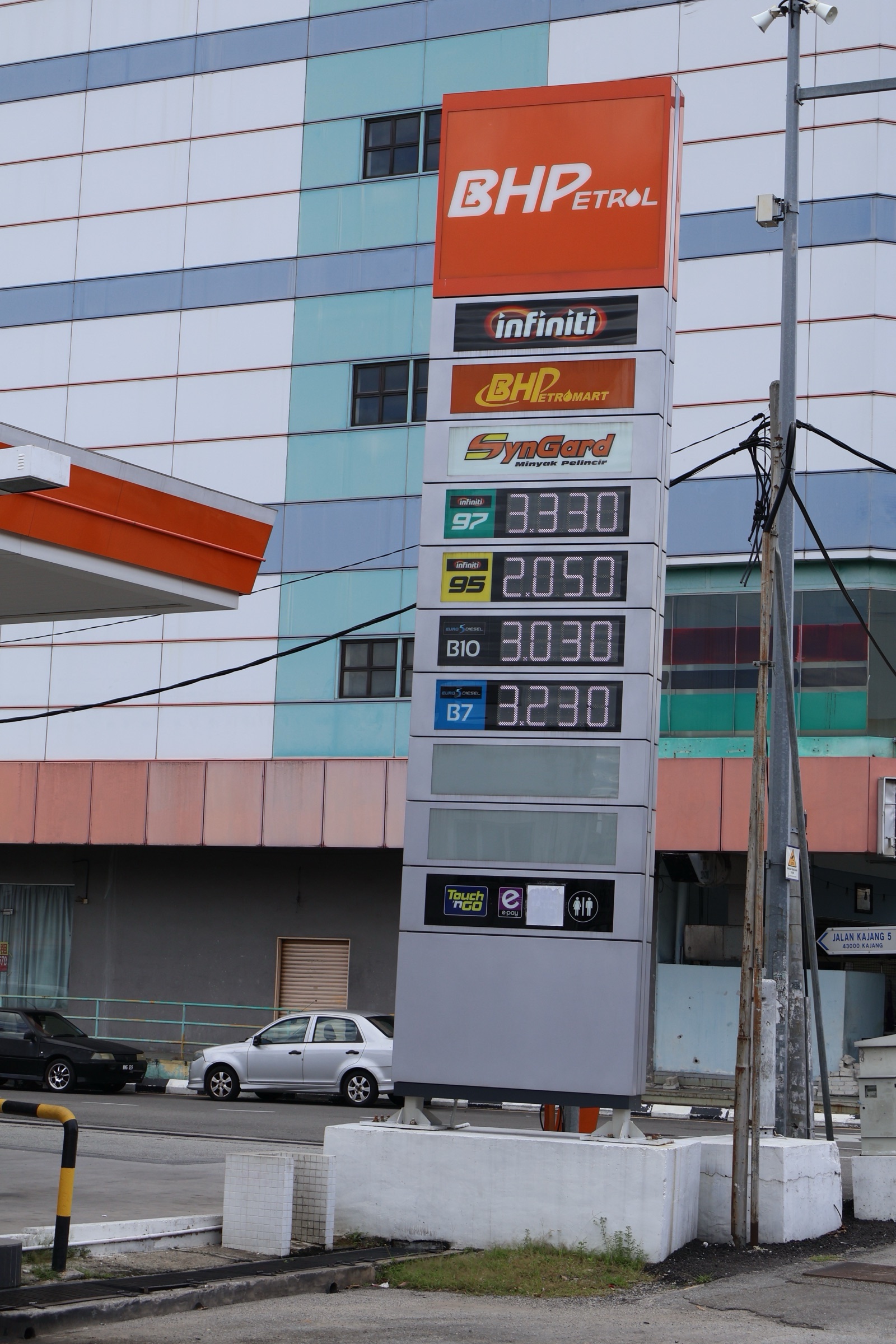 BHP Petromart pylon with white LED price digits — 97, 95, B10 and B7 in 4-digit format for daylight clarity